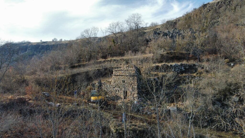 Chibotte du Chef dans le paysage de terrasses et de rochers à Vals-près-le-Puy
