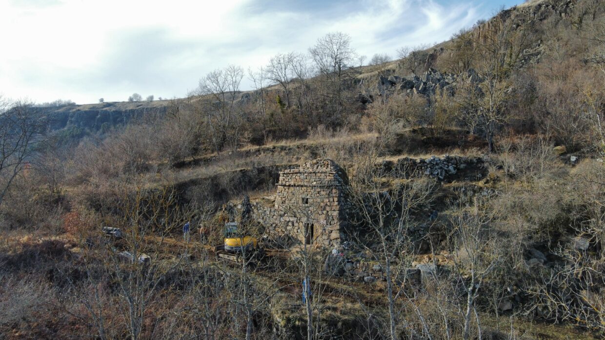 Chibotte du Chef dans le paysage du sentier des chibottes à Vals-près-le-Puy
