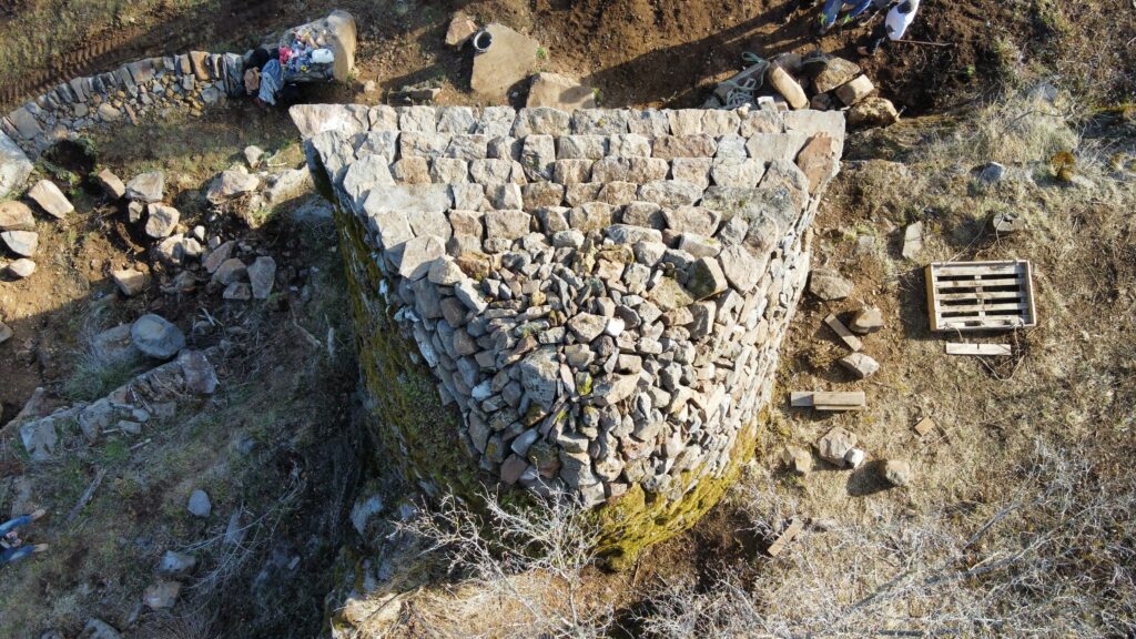 Vue du dôme et du raccord de maçonnerie de la Chibotte du Chef