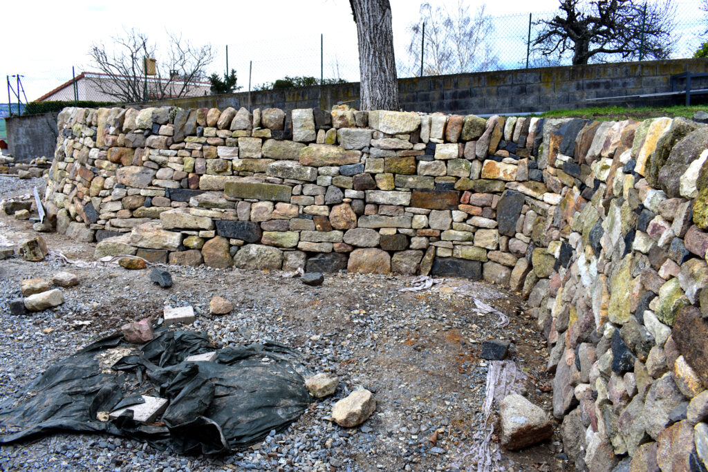 Détail de l’aménagement en granite à Saint-Georges-sur-Allier