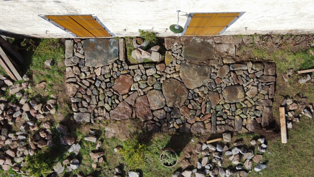 Mur de soutènement et calade en pierre sèche à Saint-Martin-de-Fugères