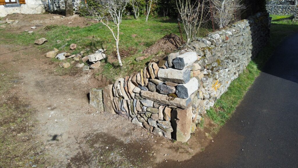 Calade en basalte et phonolite à Saint-Martin-de-Fugères
