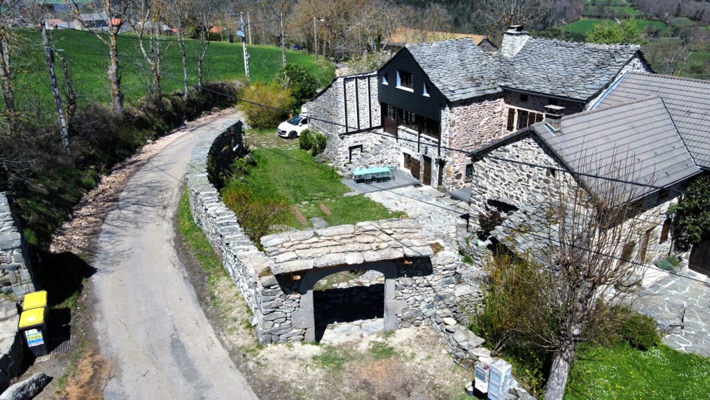 Restitution du porche en pierre et argile au Fayat en Haute-Loire