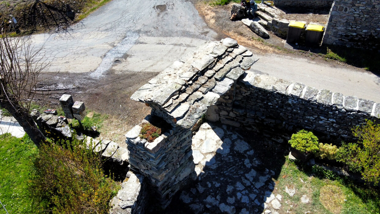 Porche pierre sèche et argile au Fayat