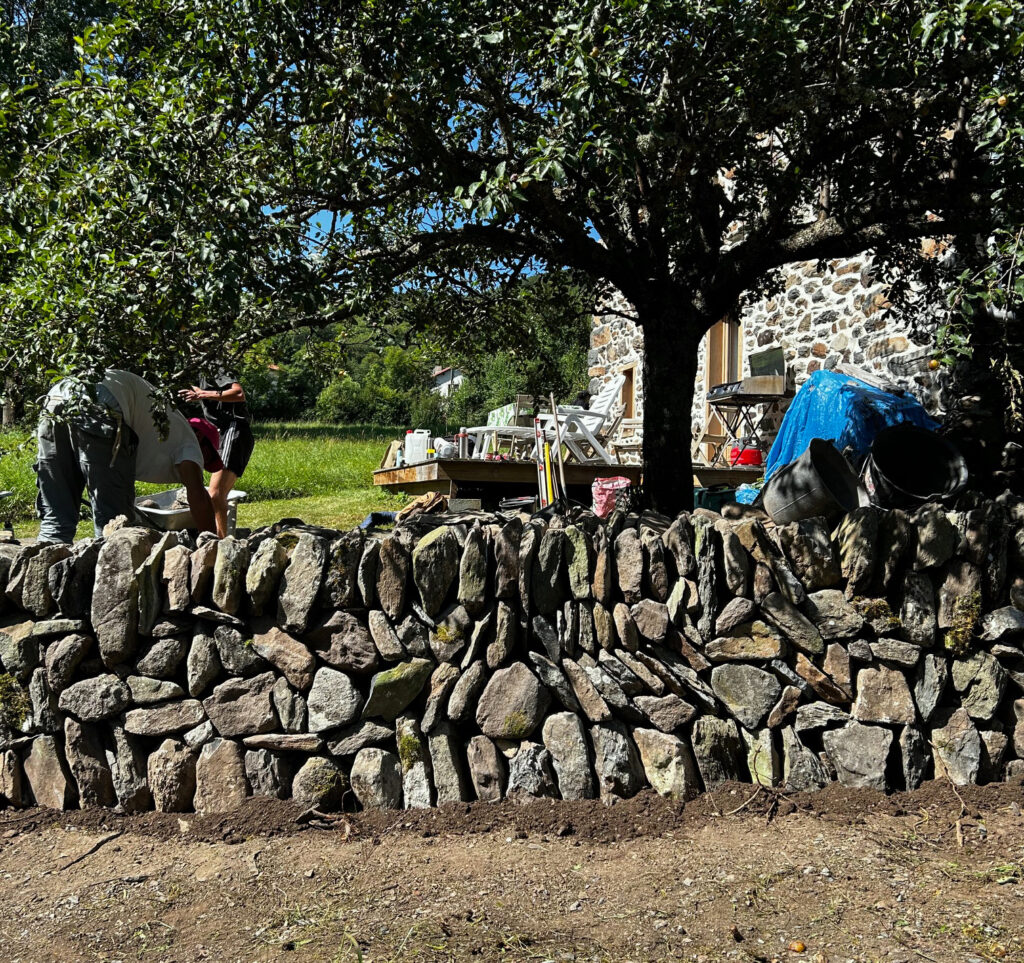 Appareillage en basalte et phonolite à Girodon Détail du muret en basalte et phonolite à Girodon