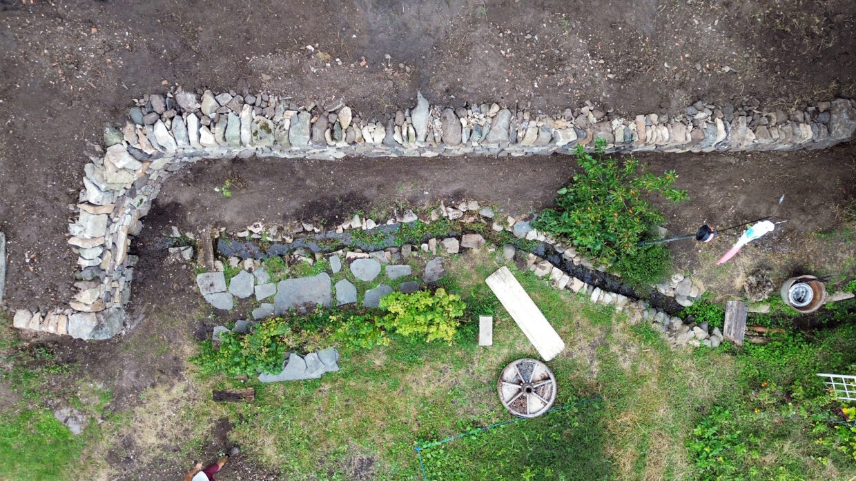 Mur de soutènement en pierre sèche à saint-etienne-lardeyrol en haute-loire