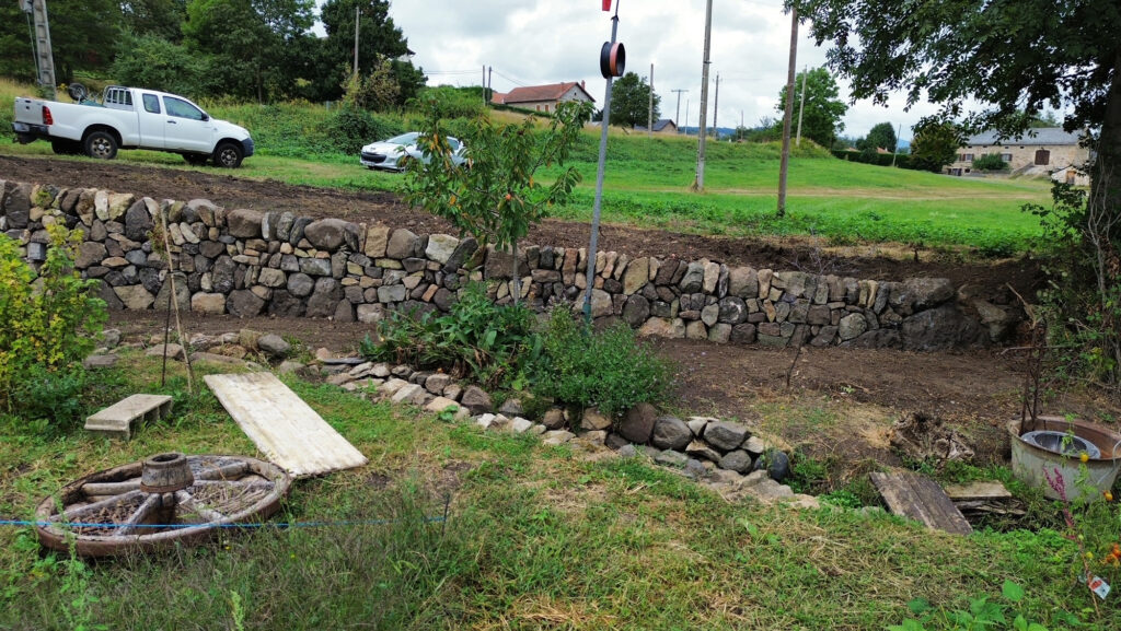 Parement en granite, basalte et arkose du mur de soutènement à Saint-Étienne-Lardeyrol
