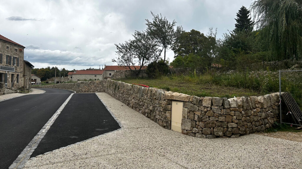 Mur de soutènement en granite longeant la voirie du bourg de Montregard