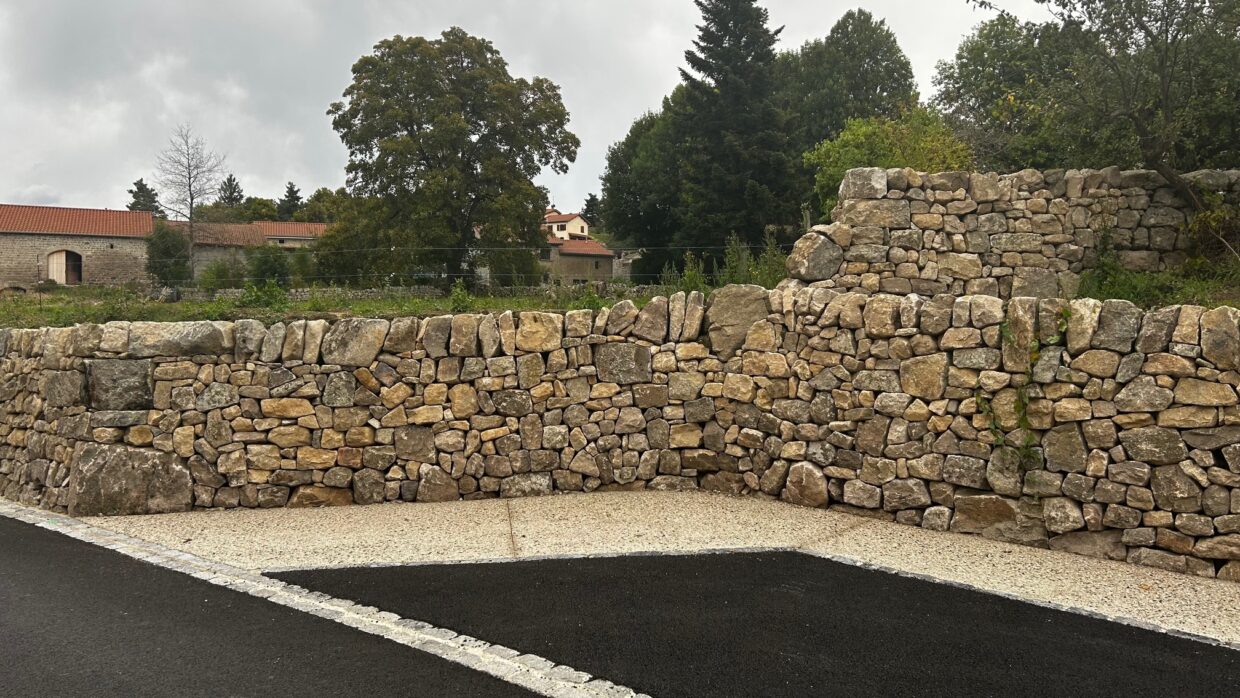 mur de soutènement pierre sèche Montregard Haute-Loire