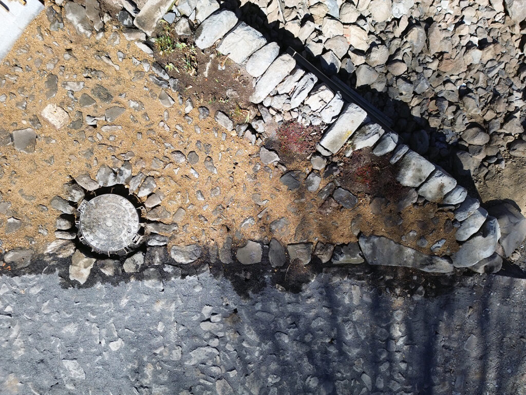 Détail de la calade à Pébrac Calade et couronnement en basalte vus du dessus à Pébrac