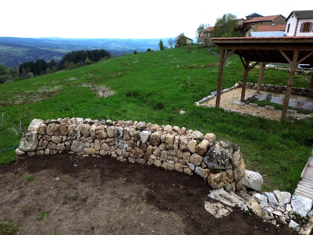 Belvédère bordé d’un mur courbe en pierre sèche à Saint-Victor-sur-Arlanc