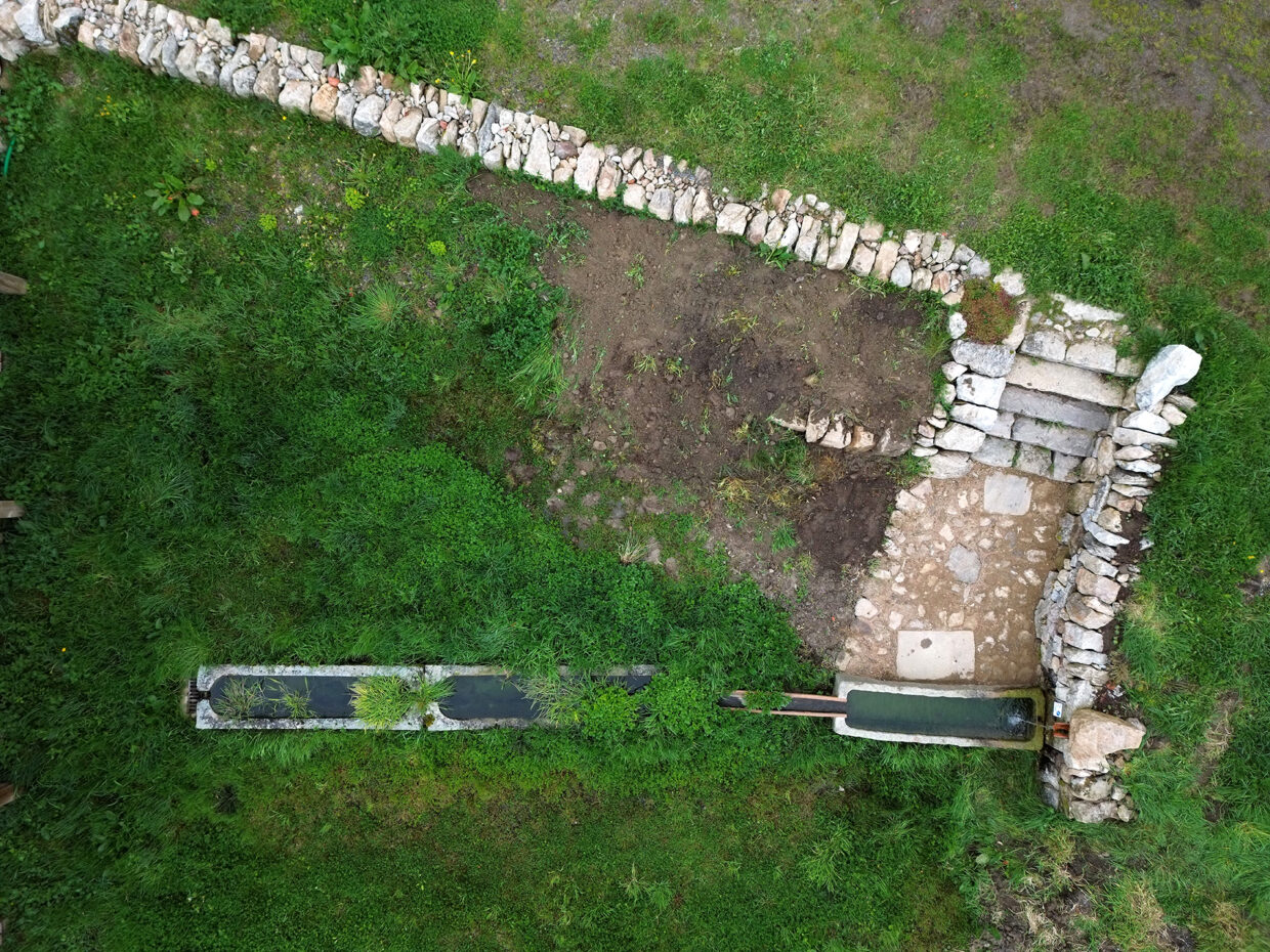 source et pierre sèche à saint victor sur arlanc