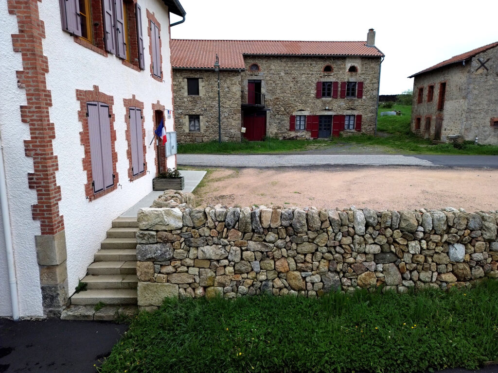 Mur de soutènement et escalier en granite dans le bourg de Saint-Victor-sur-Arlanc