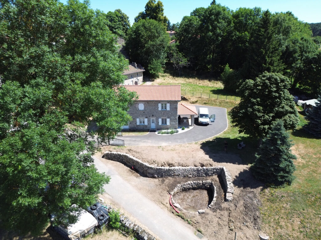 Lavoir restauré à Fours avec ses aménagements en pierre sèche