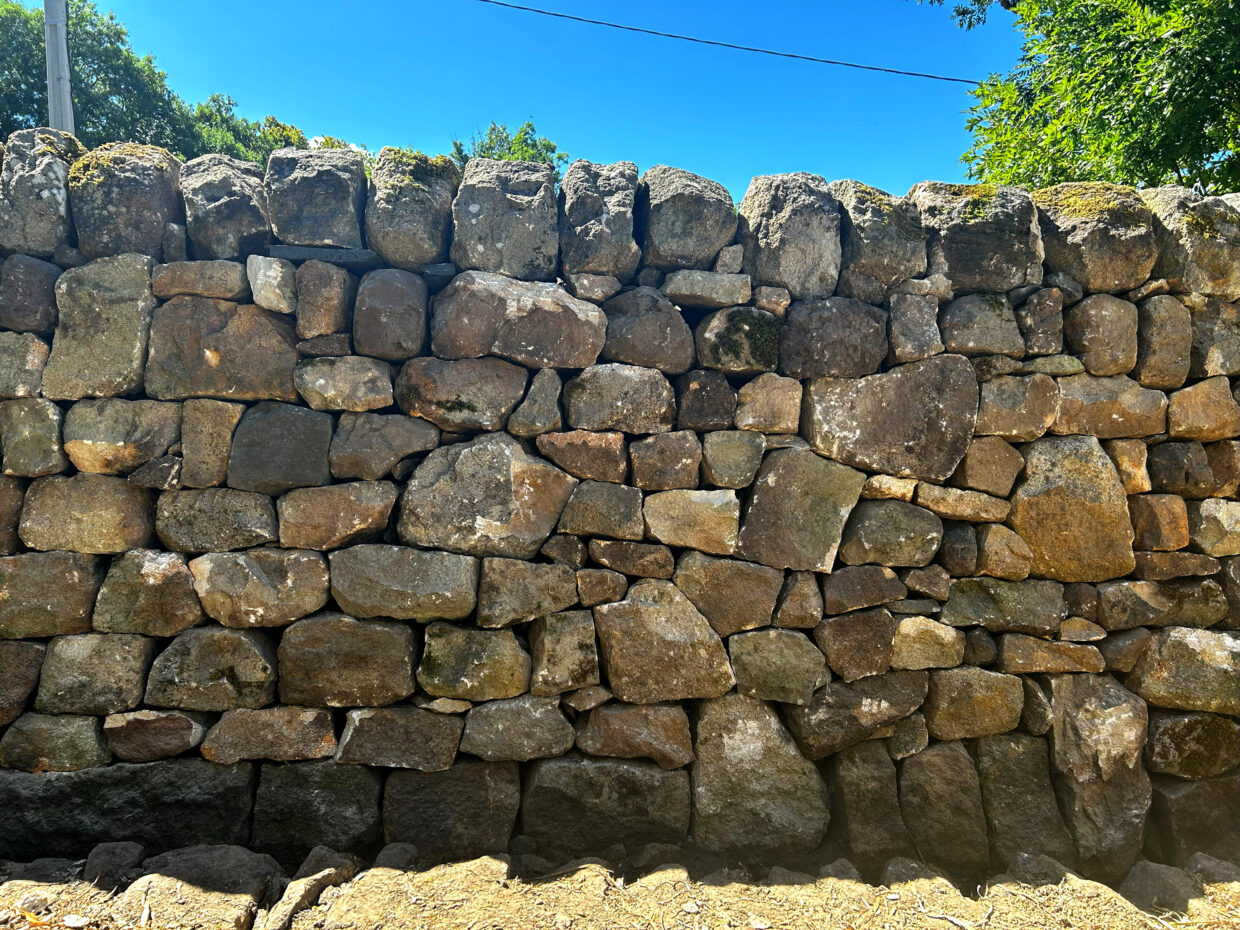 Restauration d'une brèche en pierre sèche à saint eitienne lardeyrol en haute loire