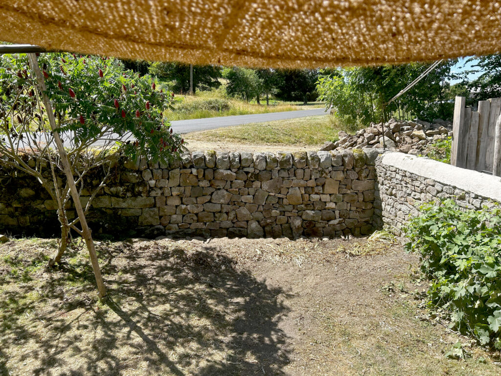 Mur de soutènement en pierre sèche restauré à Saint-Étienne-Lardeyrol