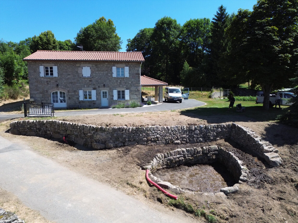 Restauration d'un lavoir en pierre sèche à Fours en Haute-Loire