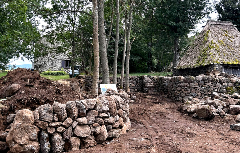 Murs en basalte de réemploi près d’une chaumière à Moudeyres
