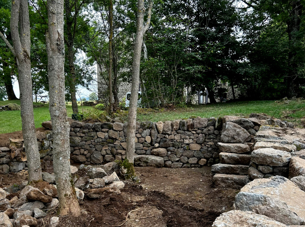 Aménagement en pierre sèche à Moudeyres, près de la ferme Perrel
