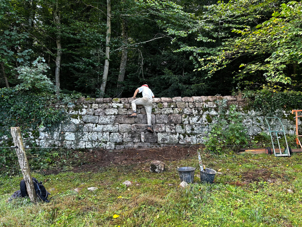 Mur en pierre sèche au château de Figon en Haute-Loire