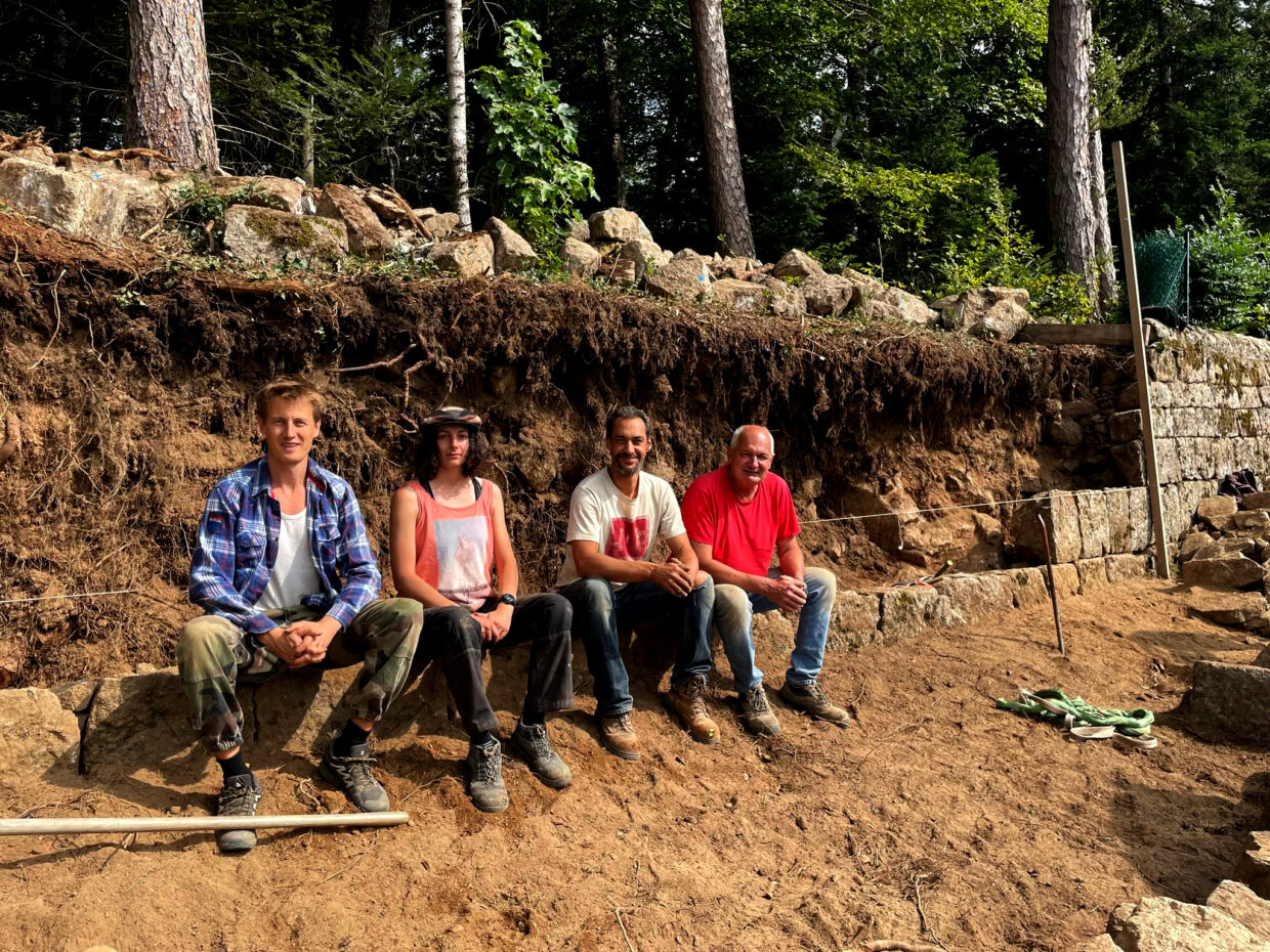Mur en pierre sèche au château de Figon en Haute-Loire