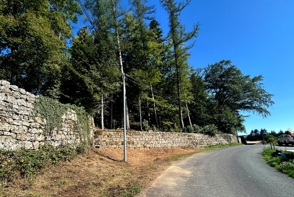 Granite de réemploi dans le mur d’enceinte du Château de Figon