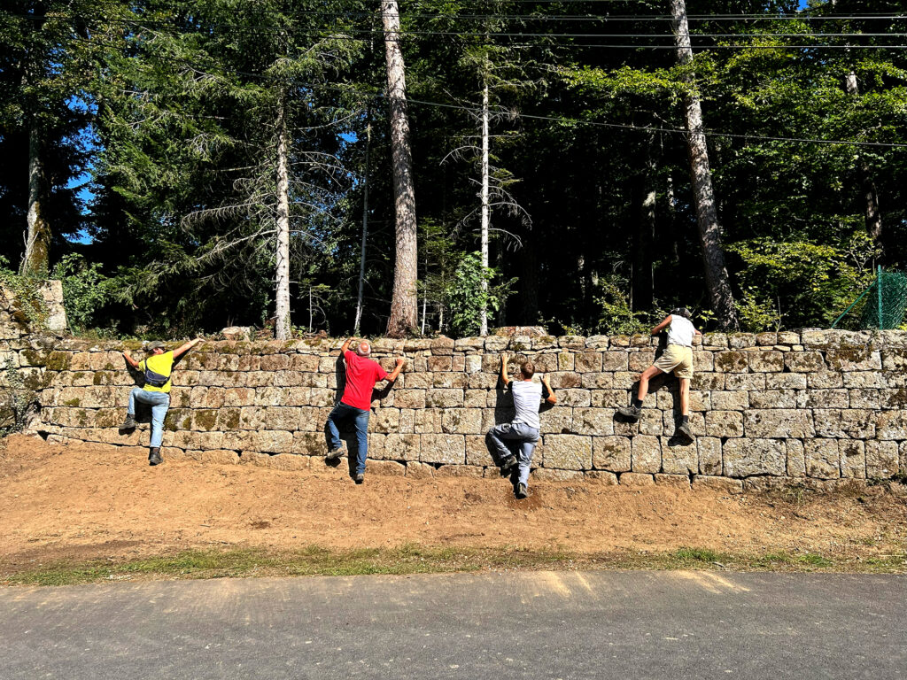 Mur en pierre sèche au château de Figon en Haute-Loire