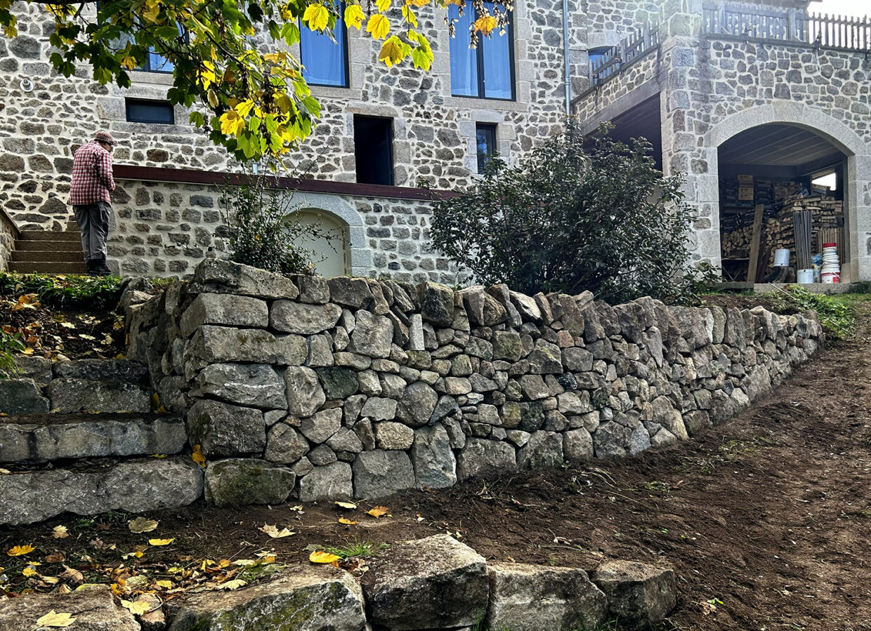 Mur de soutènement et escalier en pierre sèche à Monistrol-sur-Loire