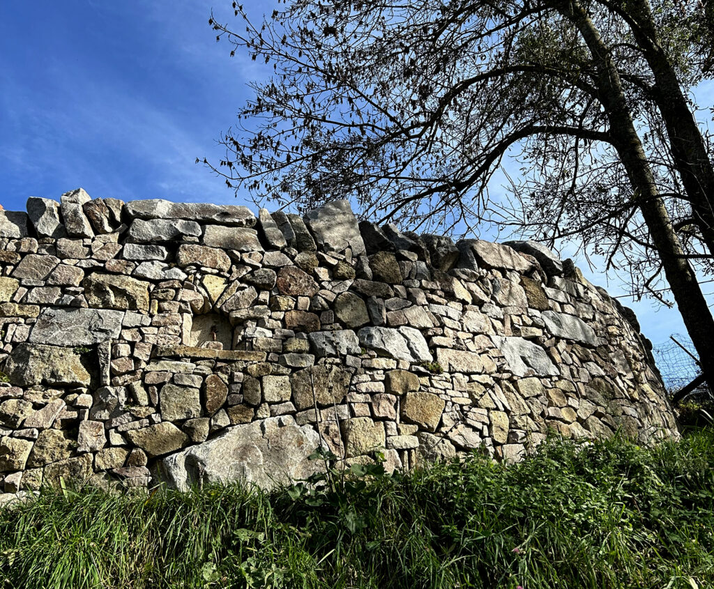 Niche intégrée à un mur de soutènement en pierre sèche à Monistrol-sur-Loire