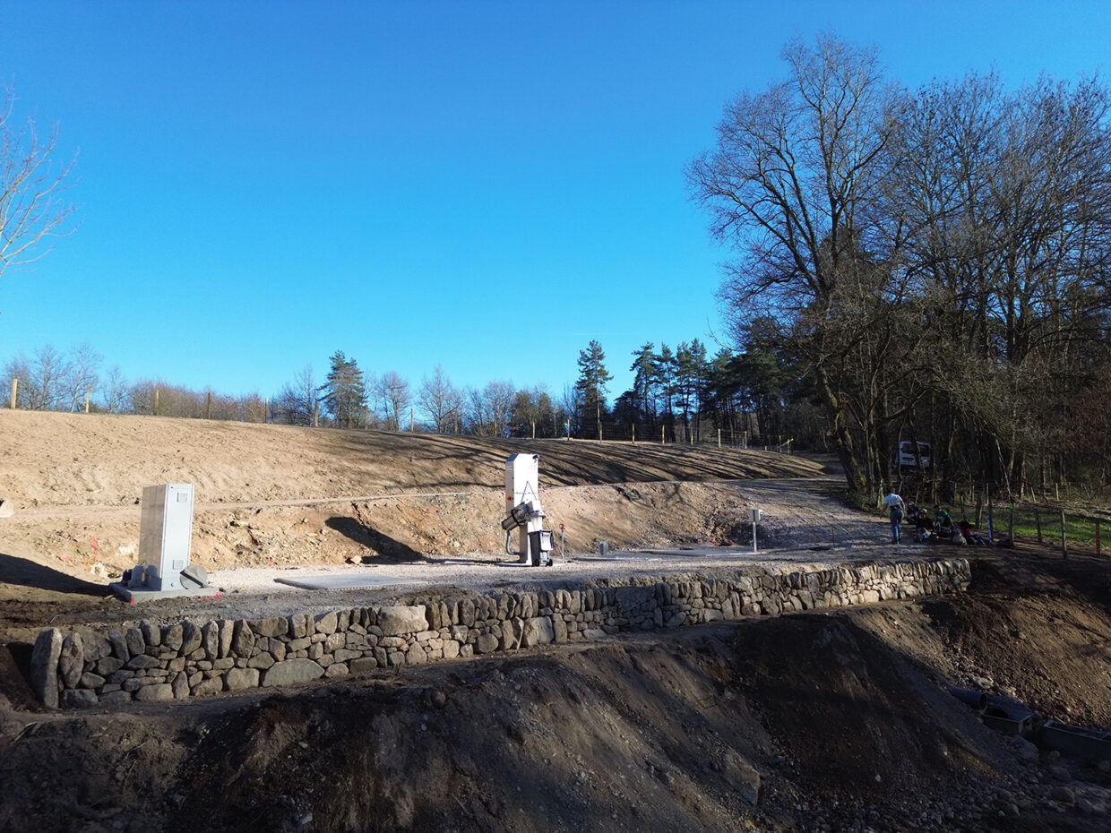 Mur en pierre sèche restauré dans une station d'épuration dans la Loire