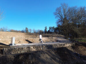 Mur en pierre sèche restauré dans une station d'épuration dans la Loire