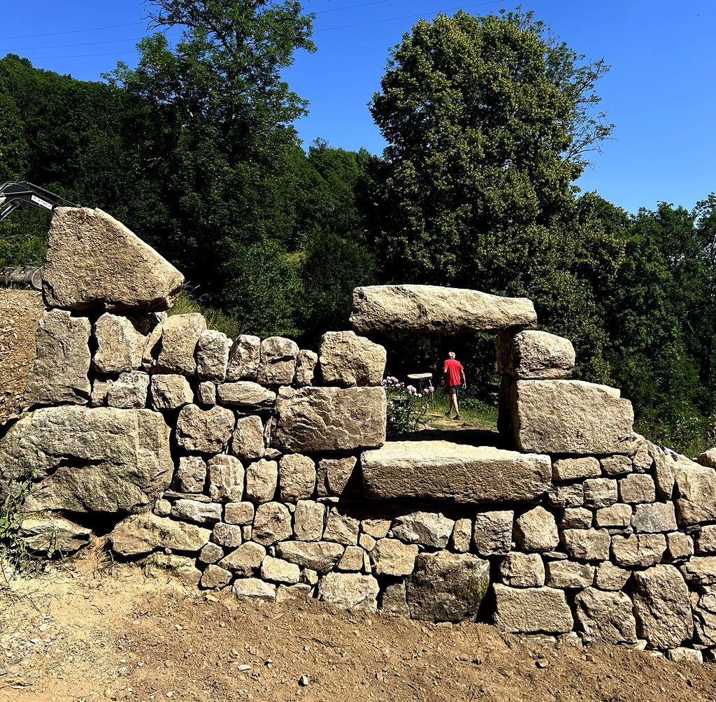 Création d'une ouverture dans la ruine en pierre sèche des Jardins Marcon