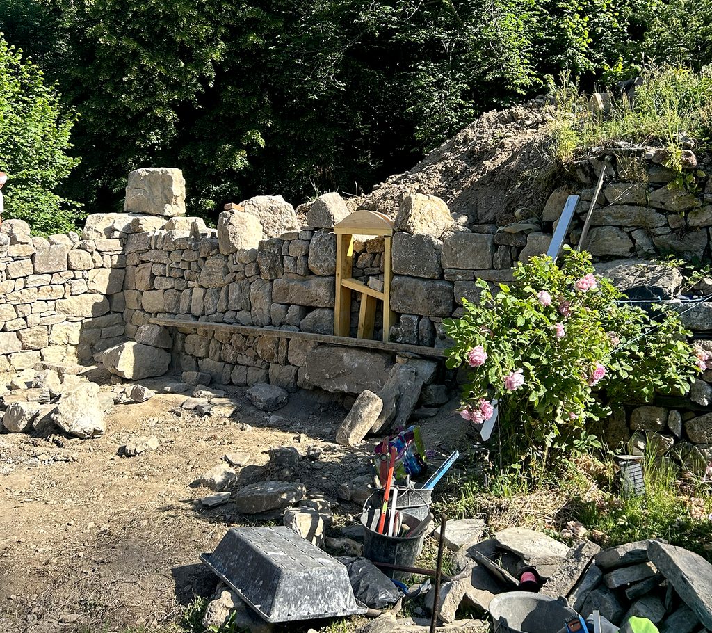 Chantier de restauration d’un mur en pierre sèche aux Jardins Marcon