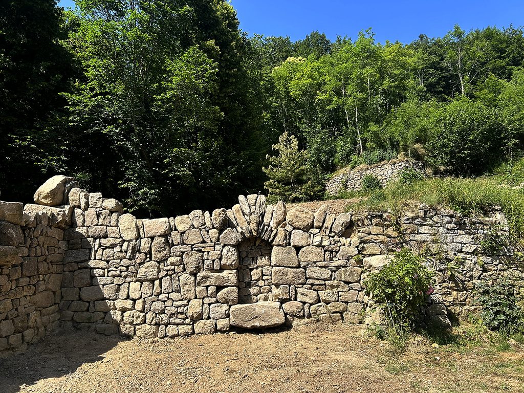 Arc en pierre sèche restauré dans l’ancienne ruine des Jardins Marcon