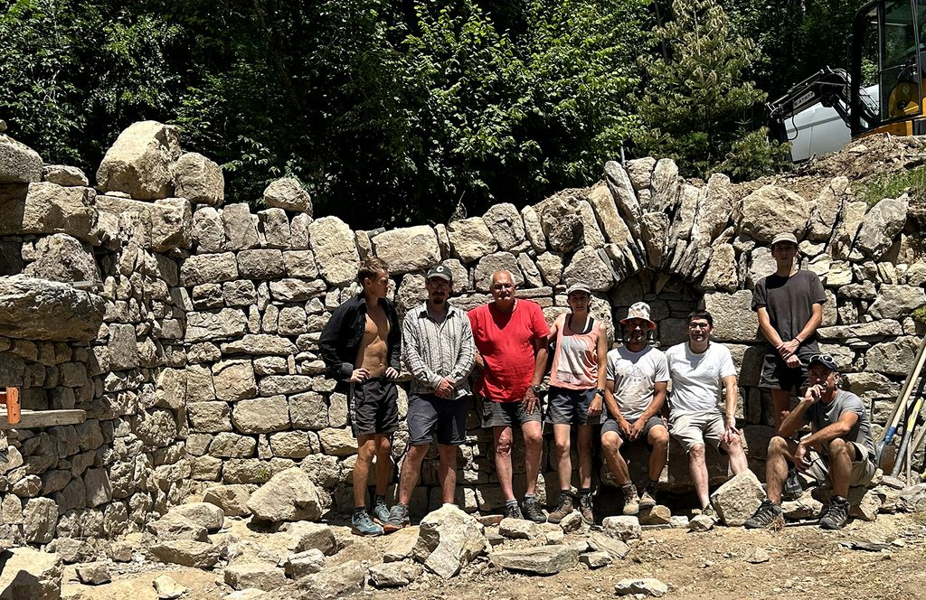 Équipe du chantier de restauration en pierre sèche en compagnie de Jacques Marcon