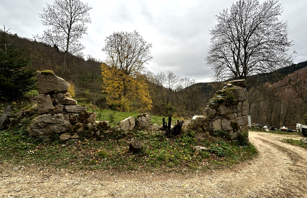 Ruine avant restauration aux Jardins Marcon à Saint-Bonnet-le-Froid