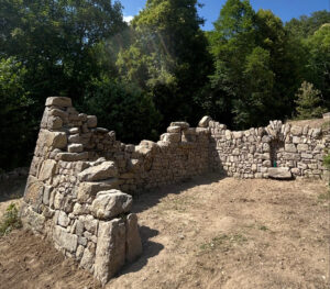 Ruine en pierre sèche restaurée aux Jardins Marcon à Saint-Bonnet-le-Froid