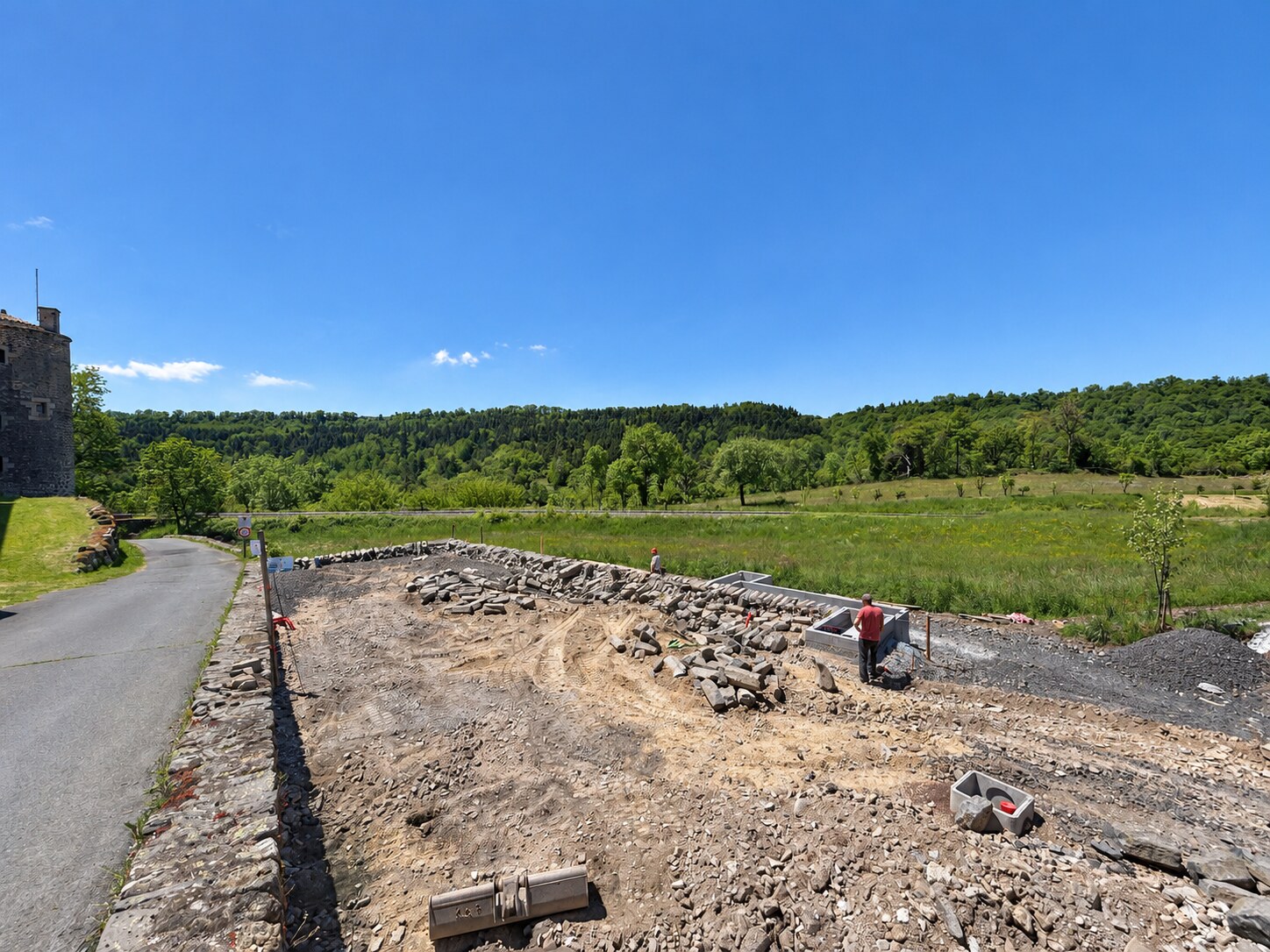 Vue d’ensemble d’un chantier montrant le volume d’un mur en pierre sèche