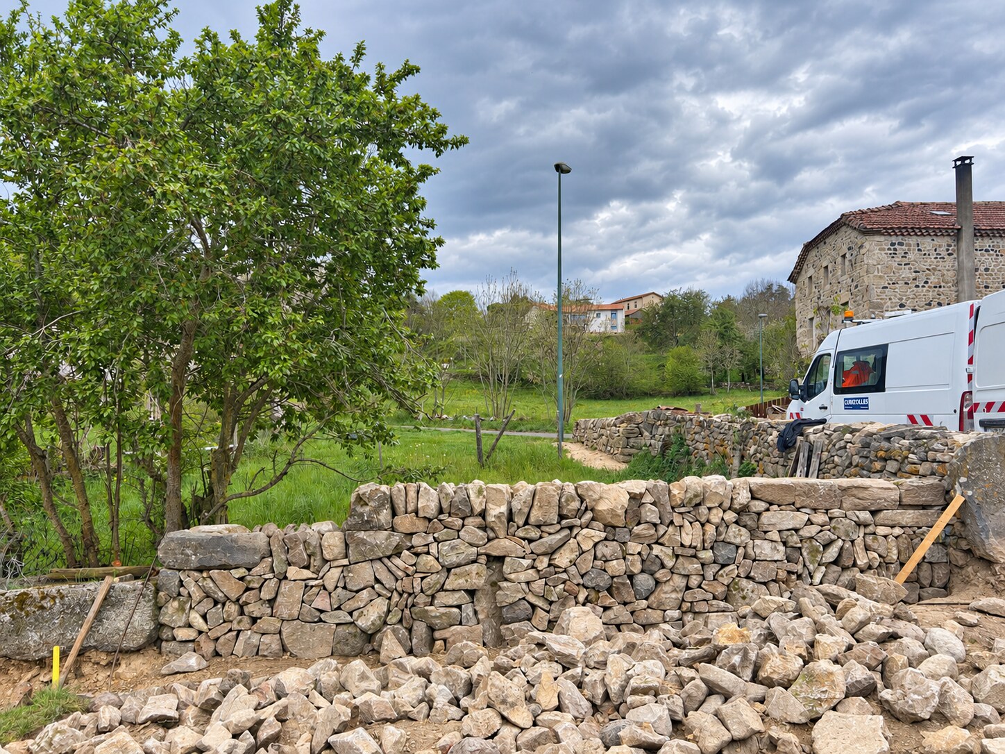 Construction du couronnement d’un mur en pierre sèche