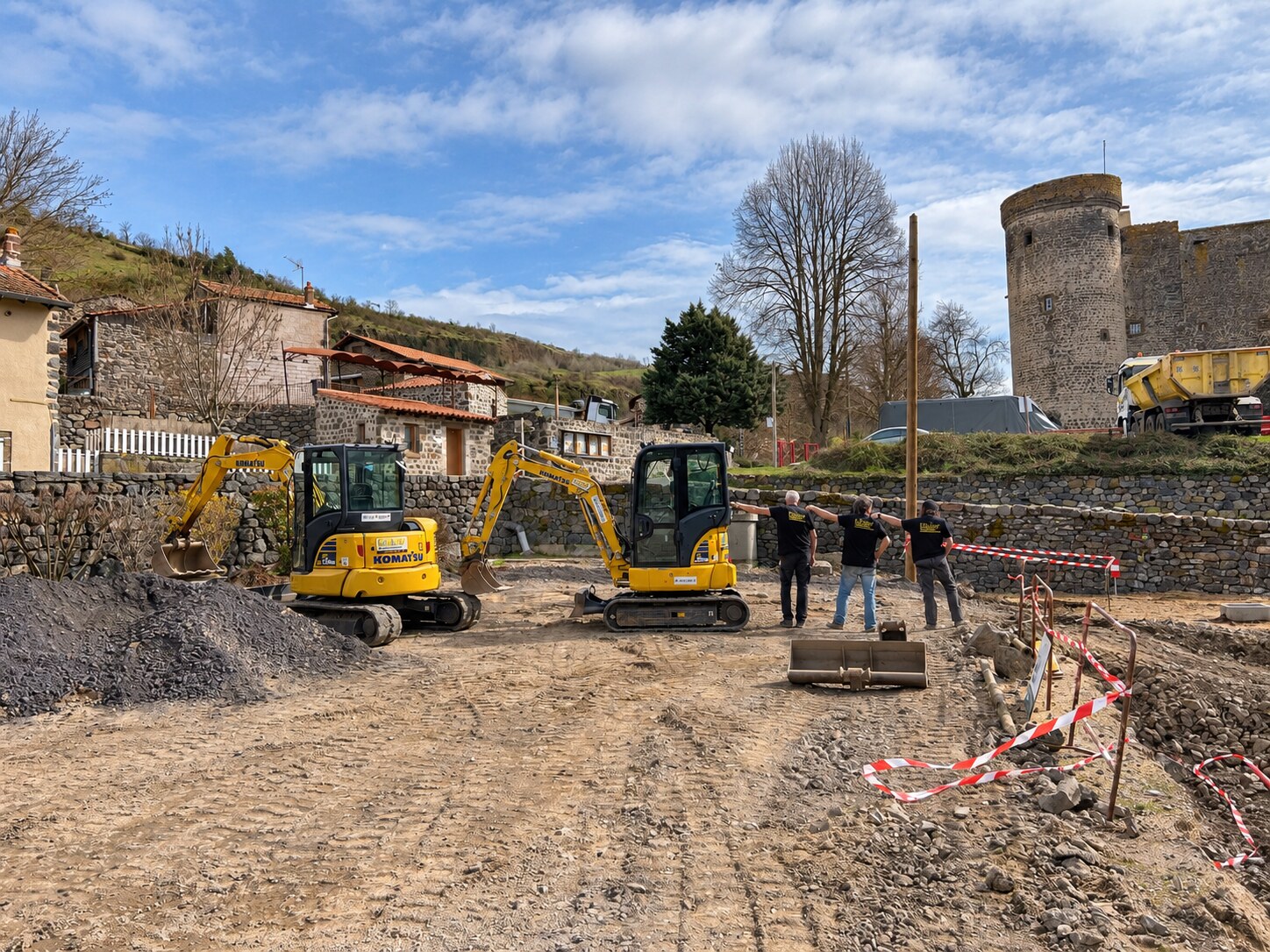 Matériel et approvisionnement mobilisés pour construire un mur en pierre sèche