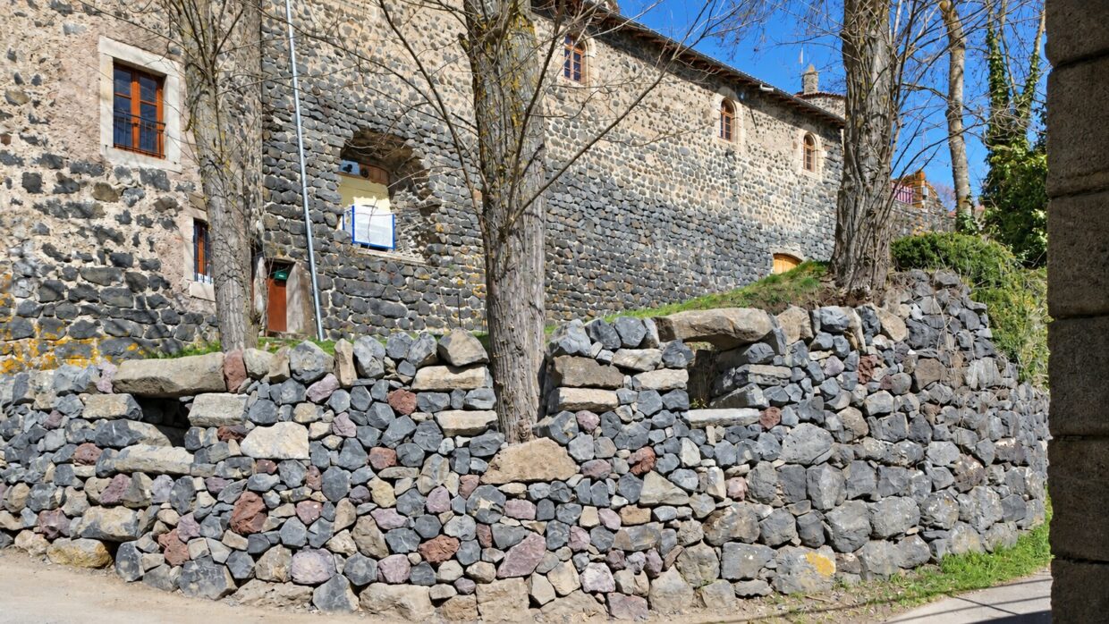 Mur de soutènement en pierre sèche achevé en Haute-Loire