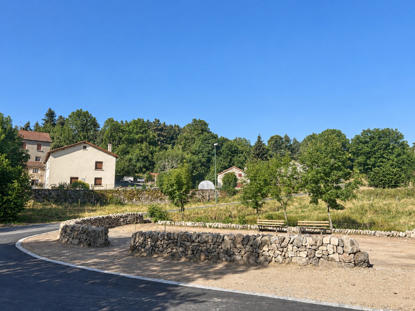 Mur en pierre sèche intégré au paysage d’Auvergne