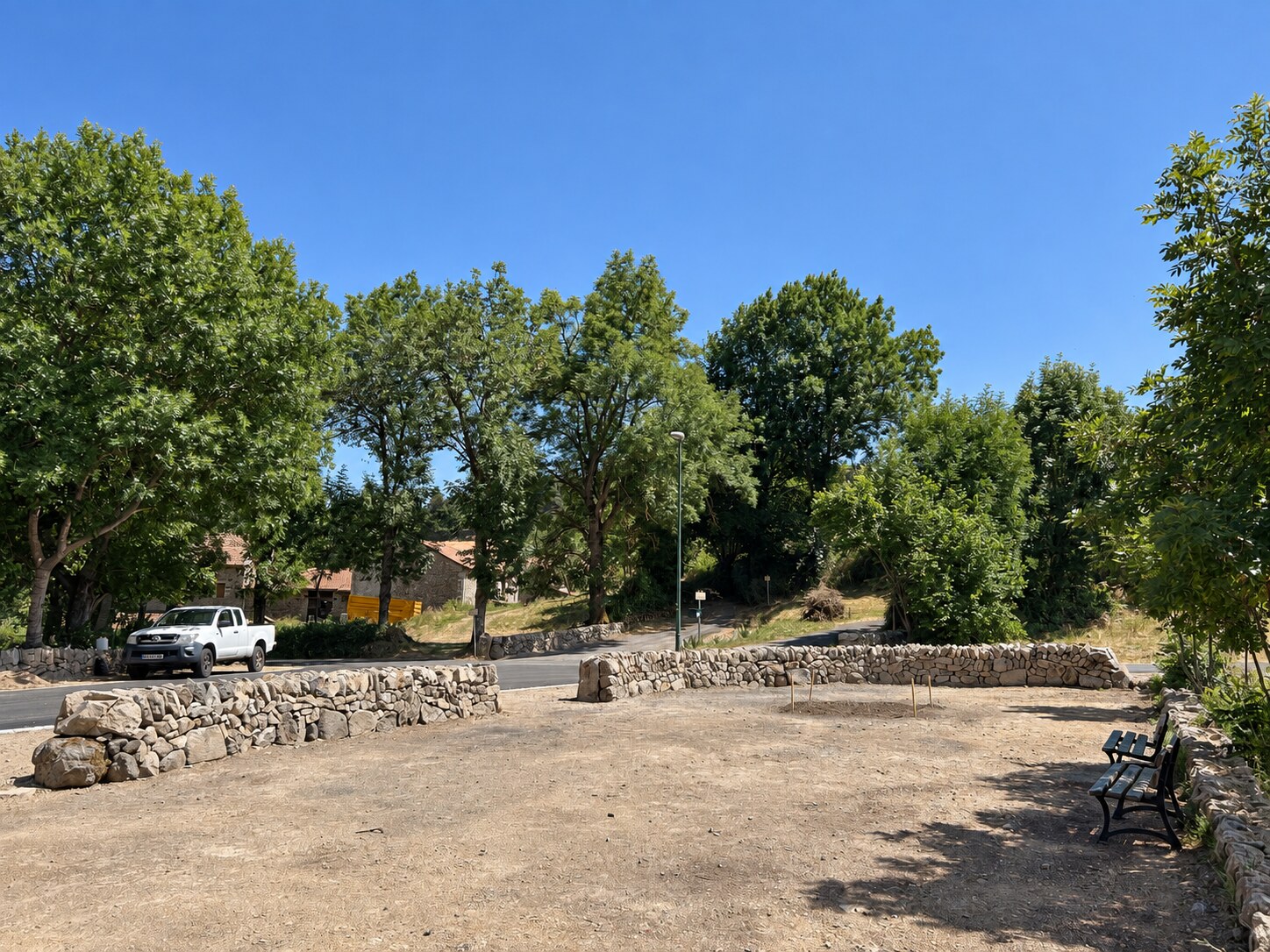 Mur en pierre sèche achevé dans son aménagement paysager