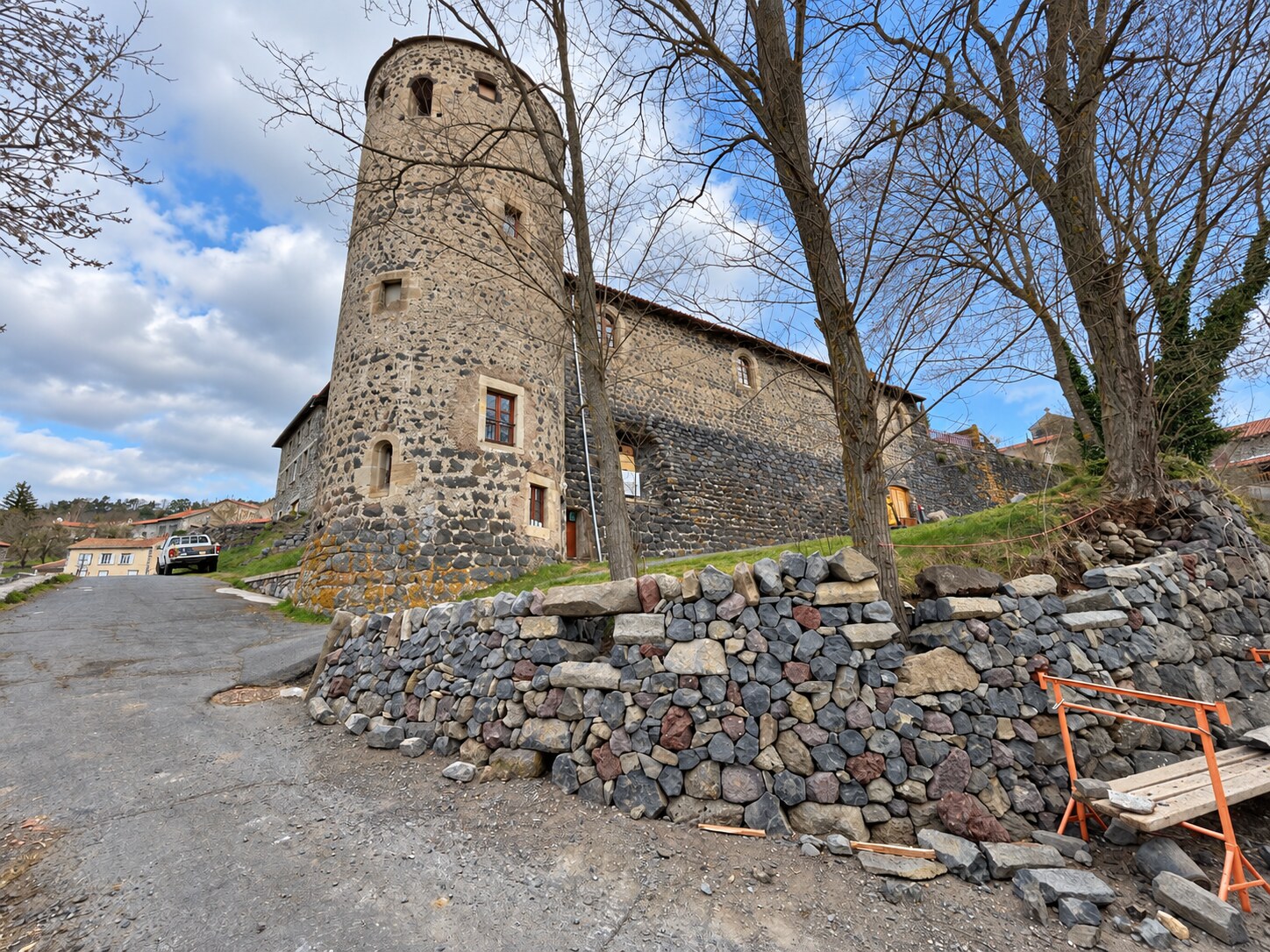 Mur en pierre volcanique à Saint-Vidal en Haute-Loire