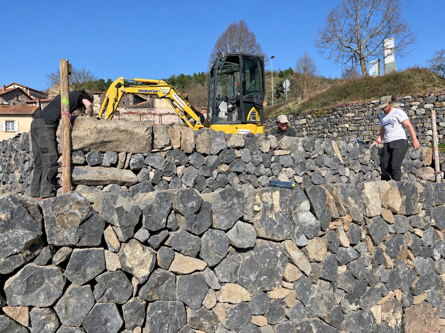 Équipe de muraillers posant les pierres d’un mur en pierre sèche