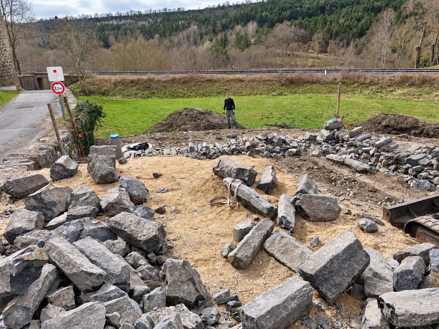 Préparation de l’assise d’un mur de soutènement en pierre sèche