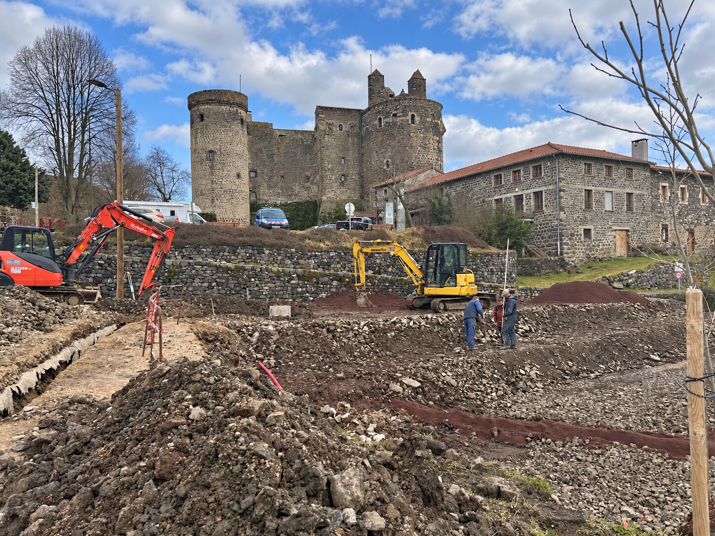 Terrassement et engins de chantier nécessaires à la construction d’un mur en pierre sèche