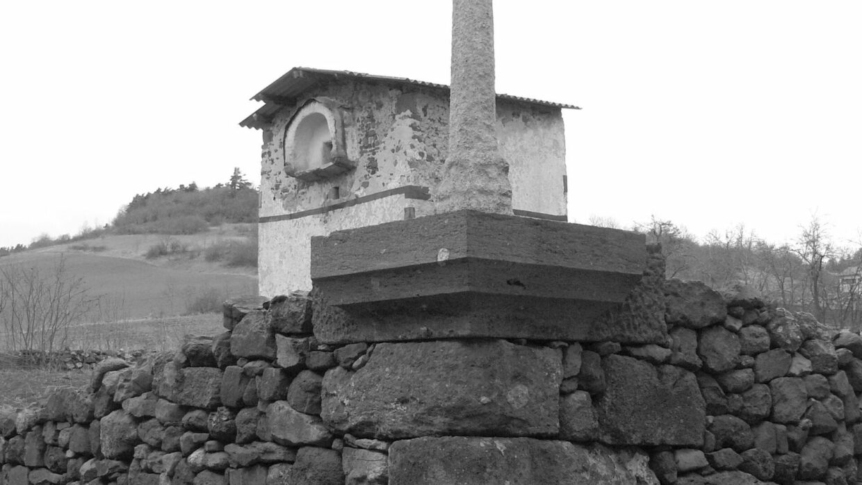 Mur de soutènement en pierre sèche et croix restaurée à Blanzac, format paysage