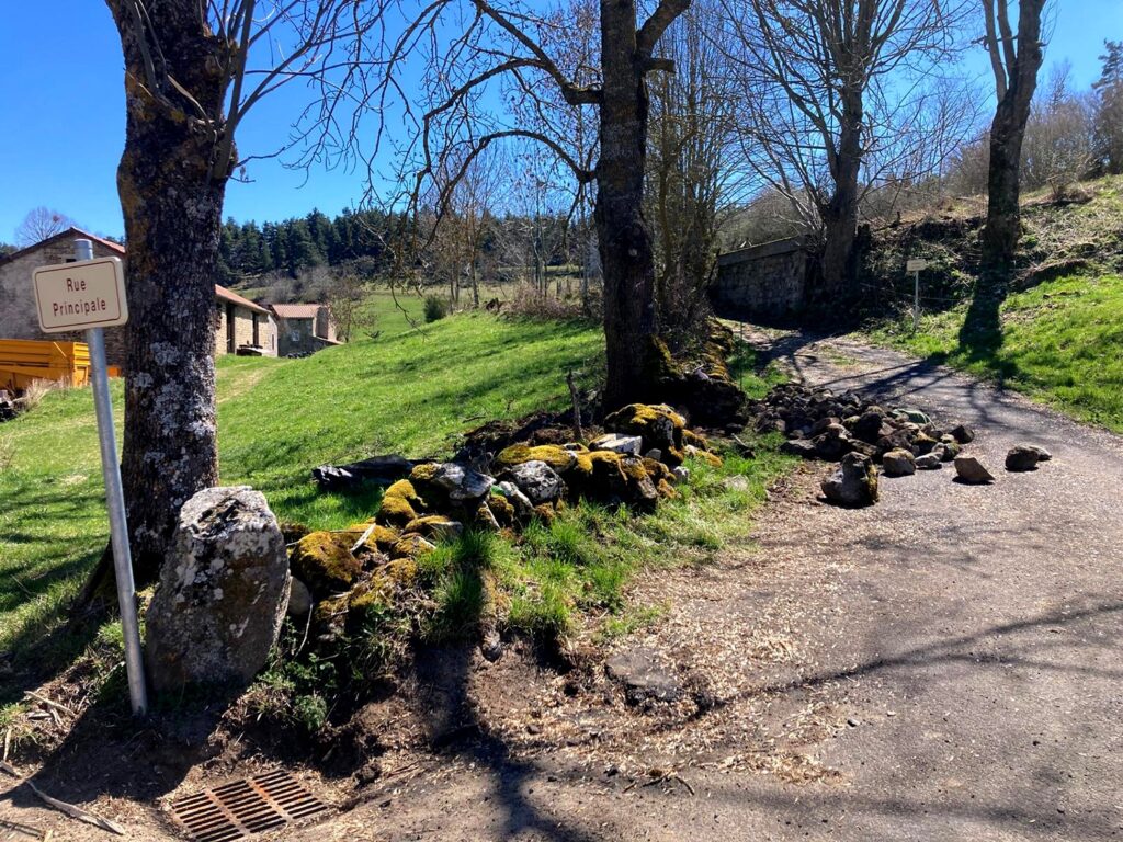 Pierres déposées et anciens tracés près de la rue Principale à Saint-Vénérand