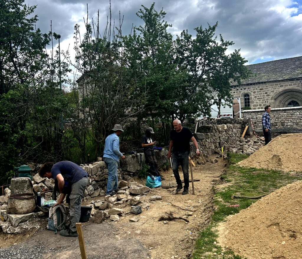 Équipe de muraillers au travail près de l’église de Saint-Vénérand